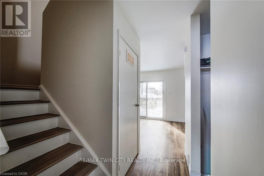 839 Doon Village Road, Kitchener, Ontario  N2P 1A1 - Photo 9 - X12742170