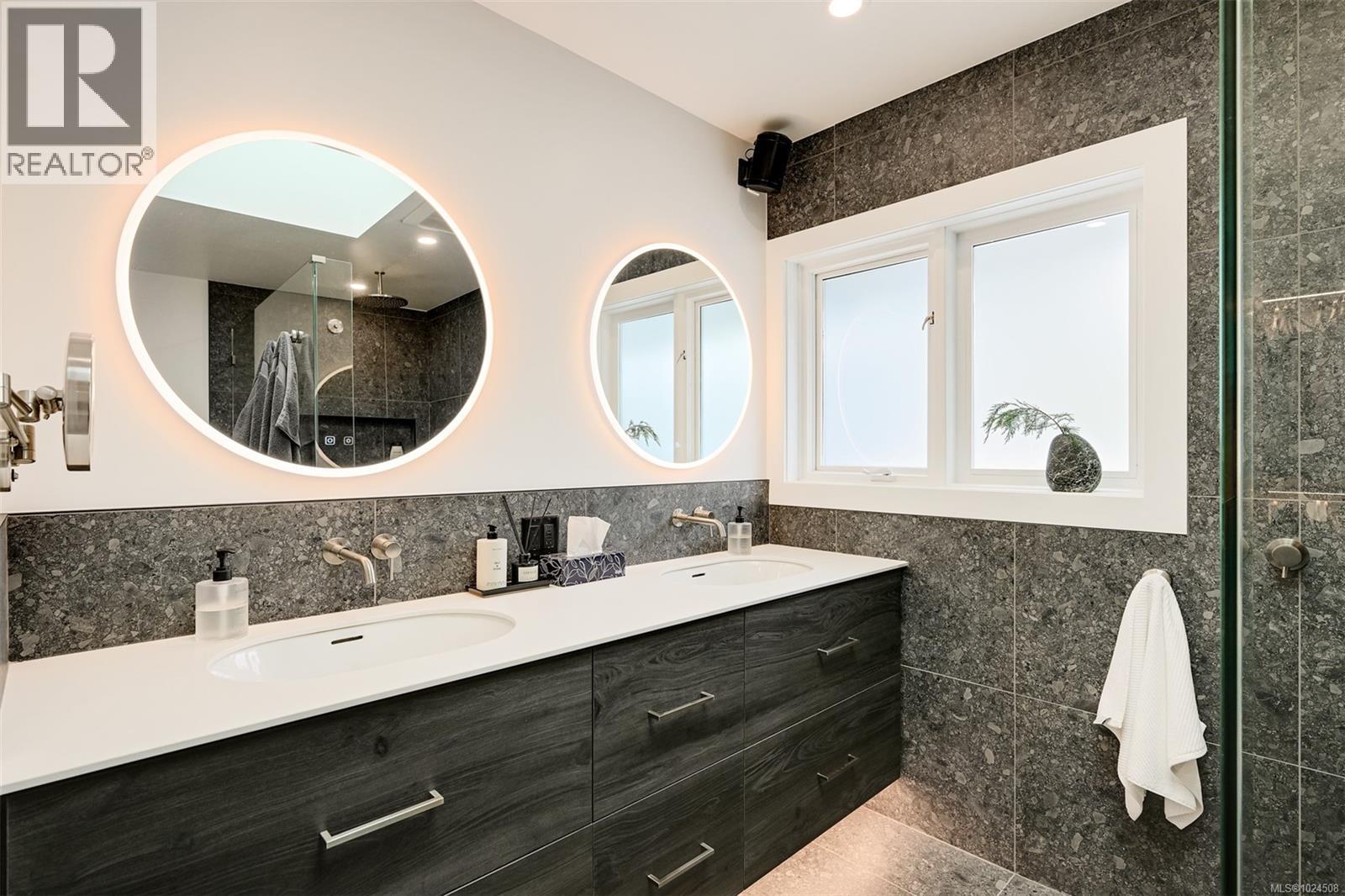 554 Beach Dr, Oak Bay, British Columbia  V8S 2M5 - Photo 57 - 1024508