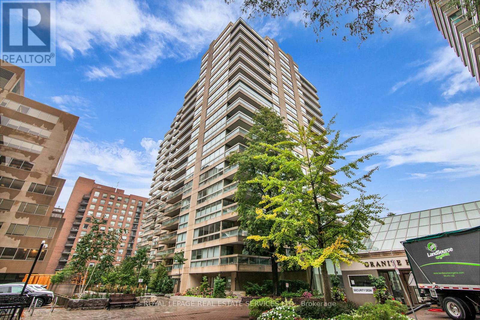 205 - 61 St Clair Avenue W, Toronto, Ontario  M4V 2Y8 - Photo 2 - C12742432