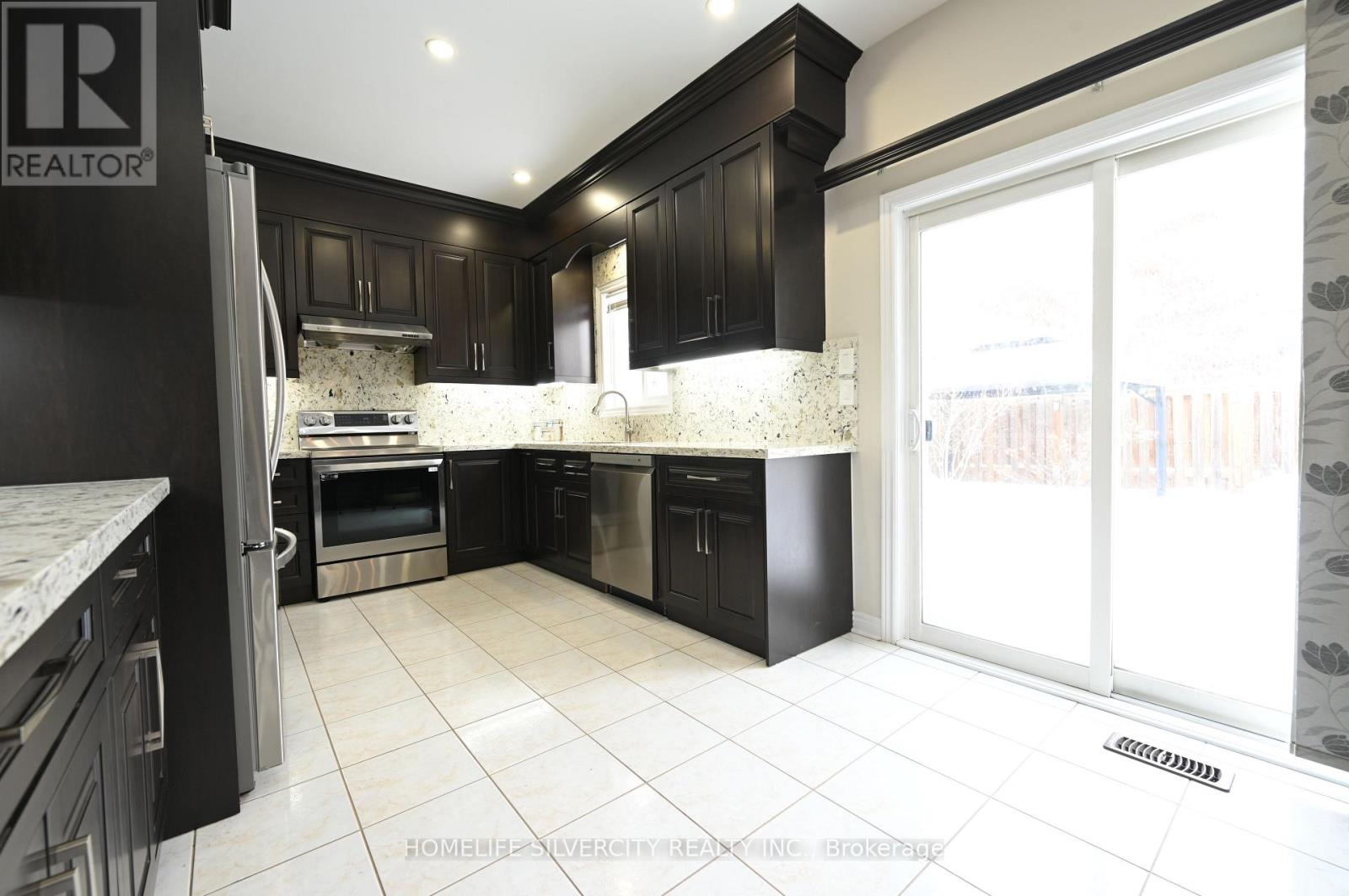 6 Truscott Avenue, Georgina, Ontario  L4P 0B3 - Photo 10 - N12742496