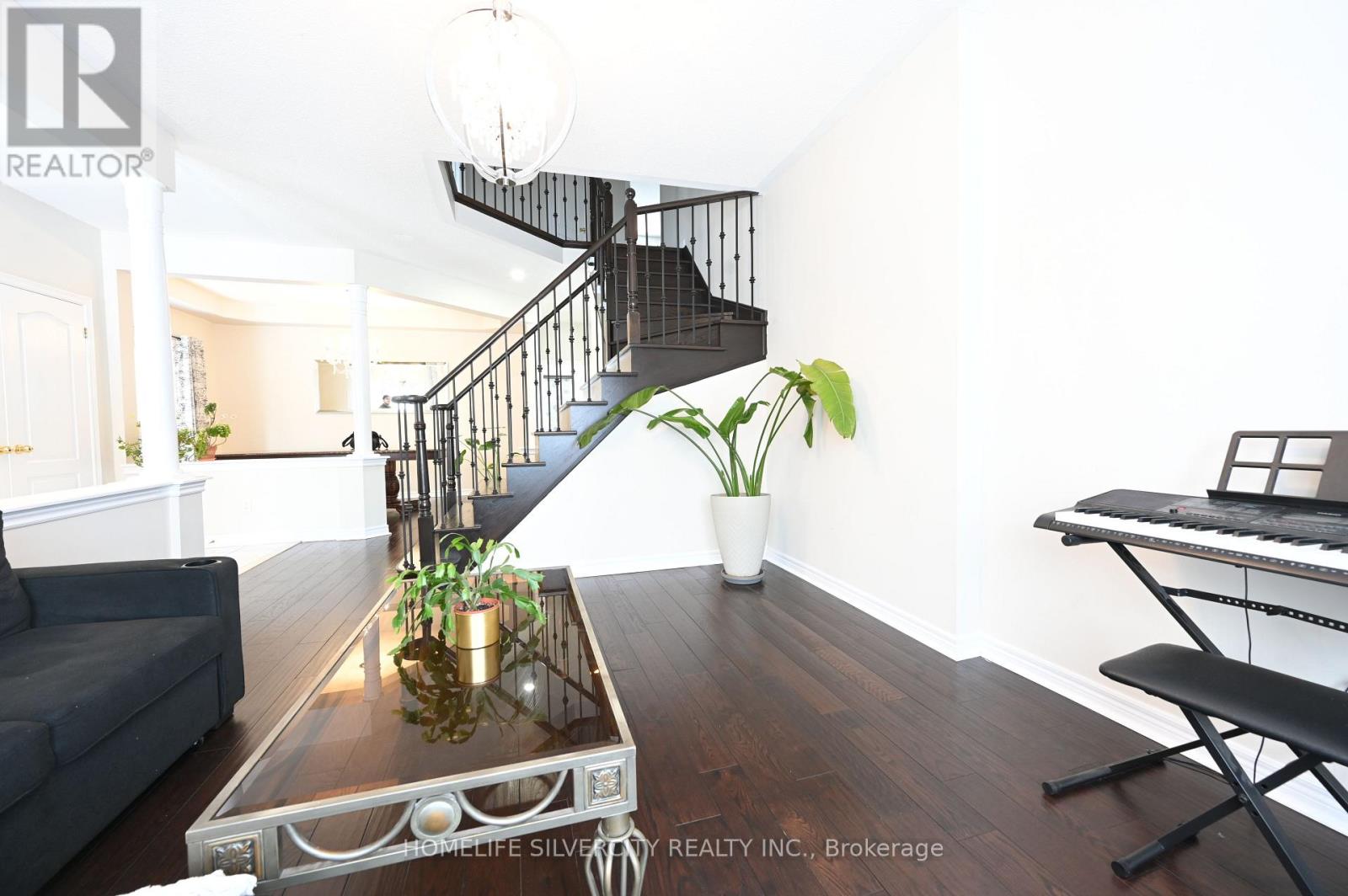 6 Truscott Avenue, Georgina, Ontario  L4P 0B3 - Photo 4 - N12742496