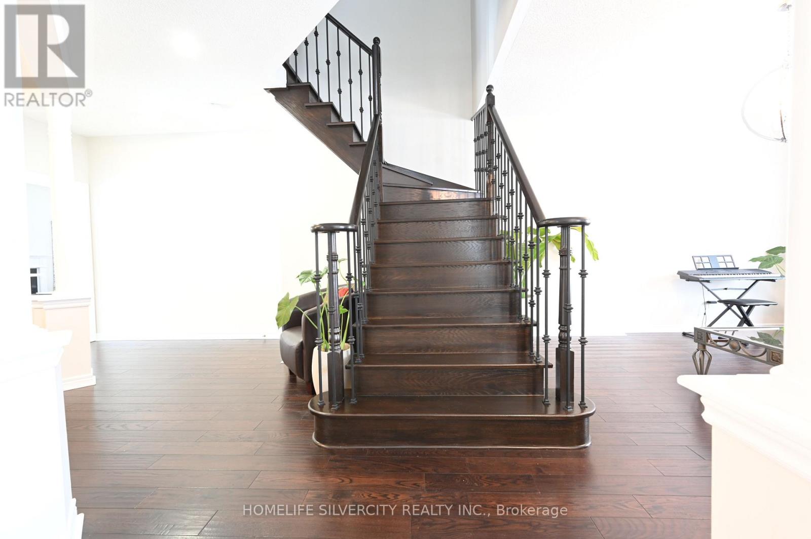 6 Truscott Avenue, Georgina, Ontario  L4P 0B3 - Photo 8 - N12742496