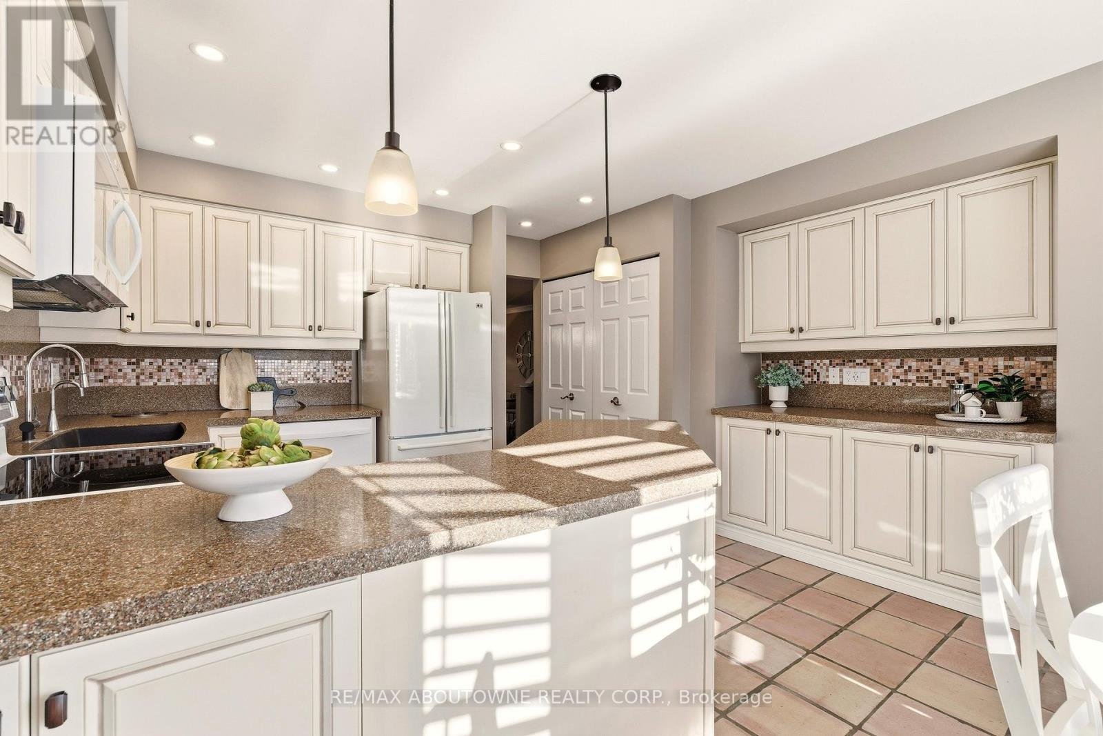 1489 Litchfield Road, Oakville, Ontario  L6H 5P4 - Photo 12 - W12742346