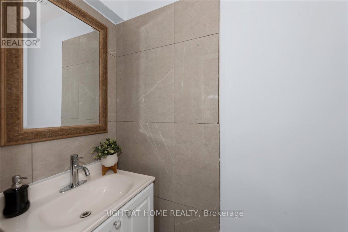 2 Wooliston Crescent, Brampton, Ontario  L6Y 4J3 - Photo 8 - W12742358