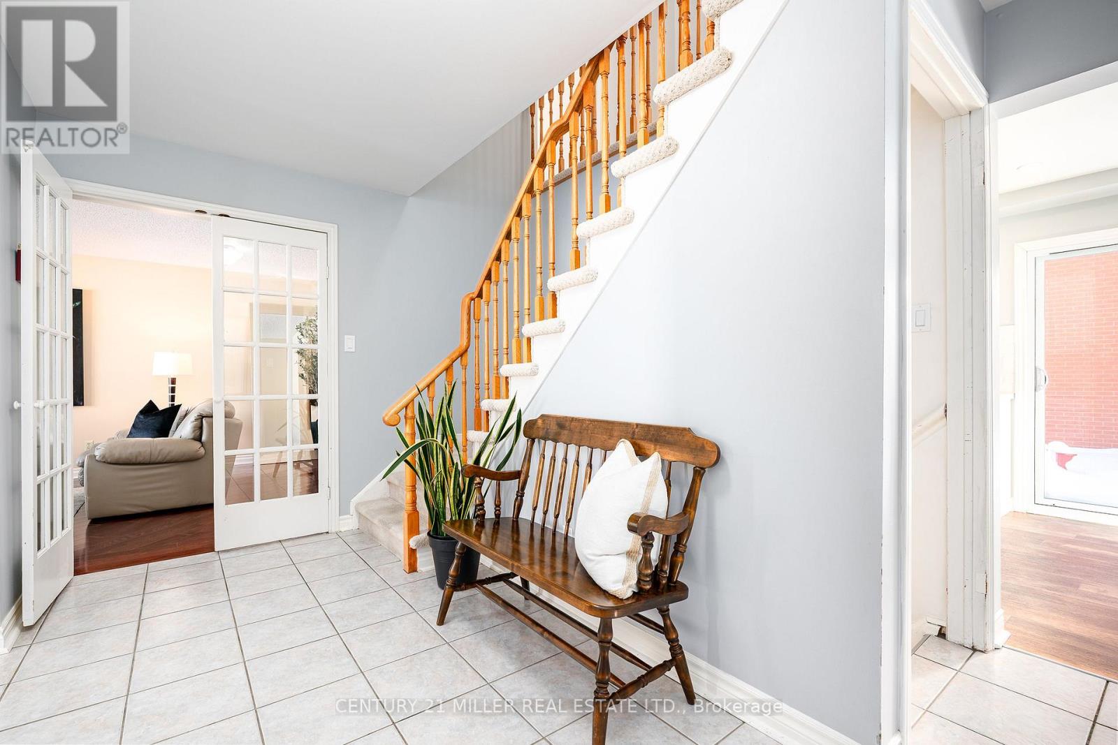 1404 Kimberley Drive, Oakville, Ontario  L6H 2W6 - Photo 3 - W12742444