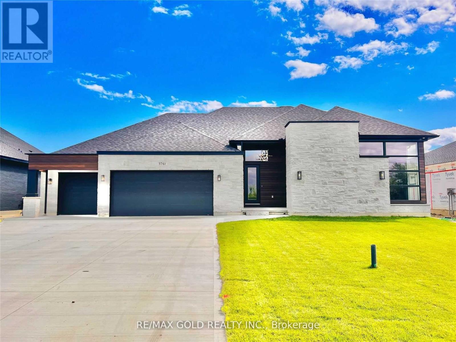 3761 QUEEN STREET, Plympton-Wyoming, Ontario