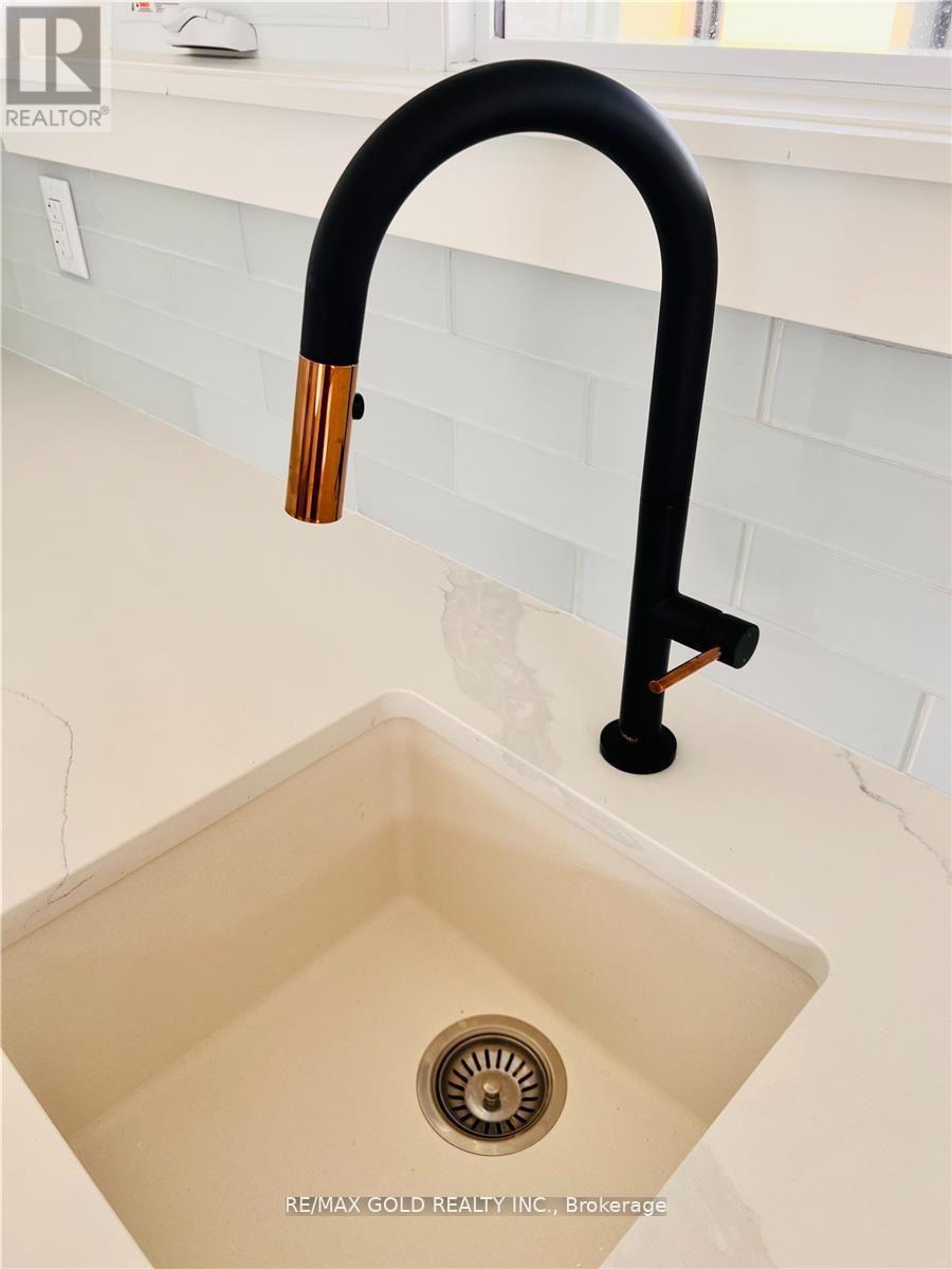 3761 Queen Street, Plympton-Wyoming, Ontario  N0N 1E0 - Photo 29 - X12742268