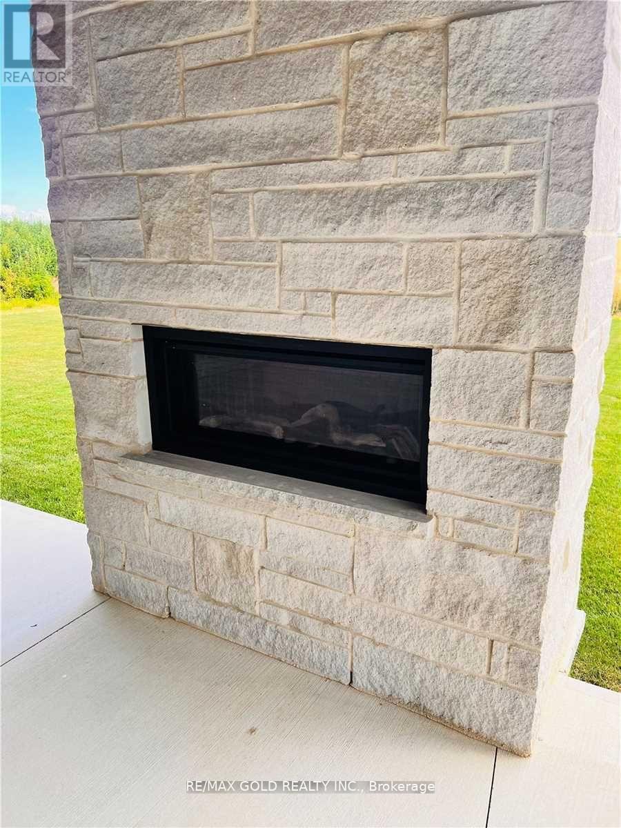 3761 Queen Street, Plympton-Wyoming, Ontario  N0N 1E0 - Photo 35 - X12742268