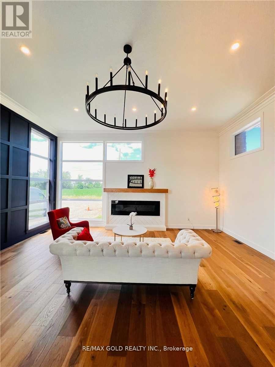 3761 Queen Street, Plympton-Wyoming, Ontario  N0N 1E0 - Photo 8 - X12742268