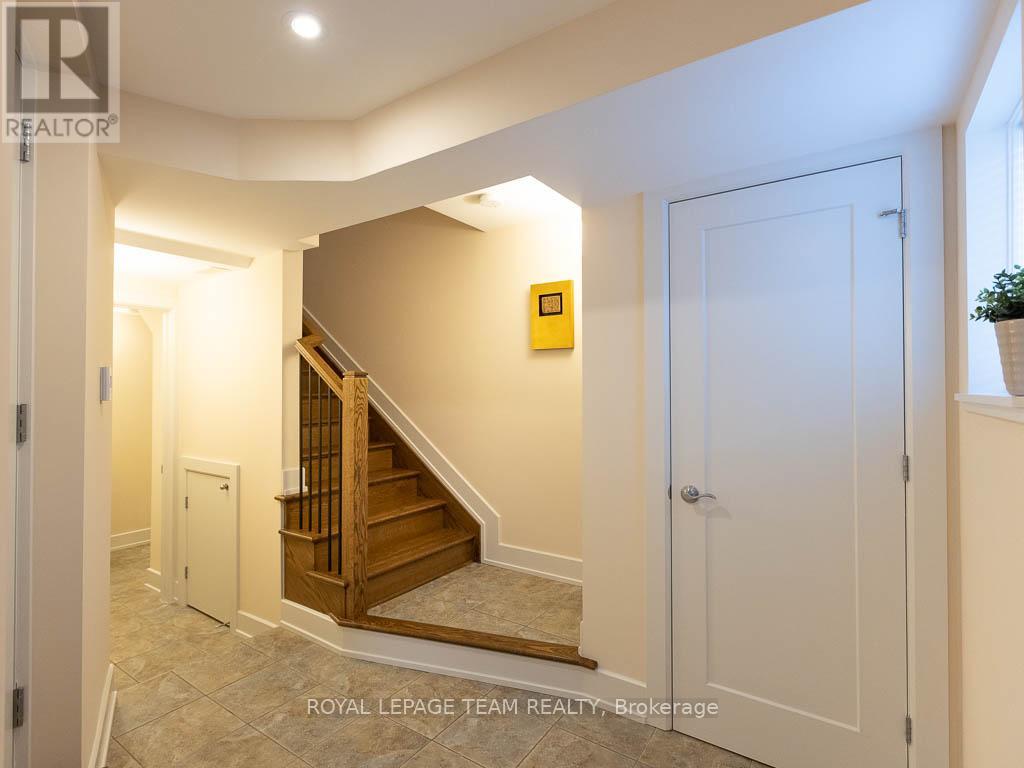 112 Greenfield Avenue, Ottawa, Ontario  K1S 5H7 - Photo 3 - X12742640