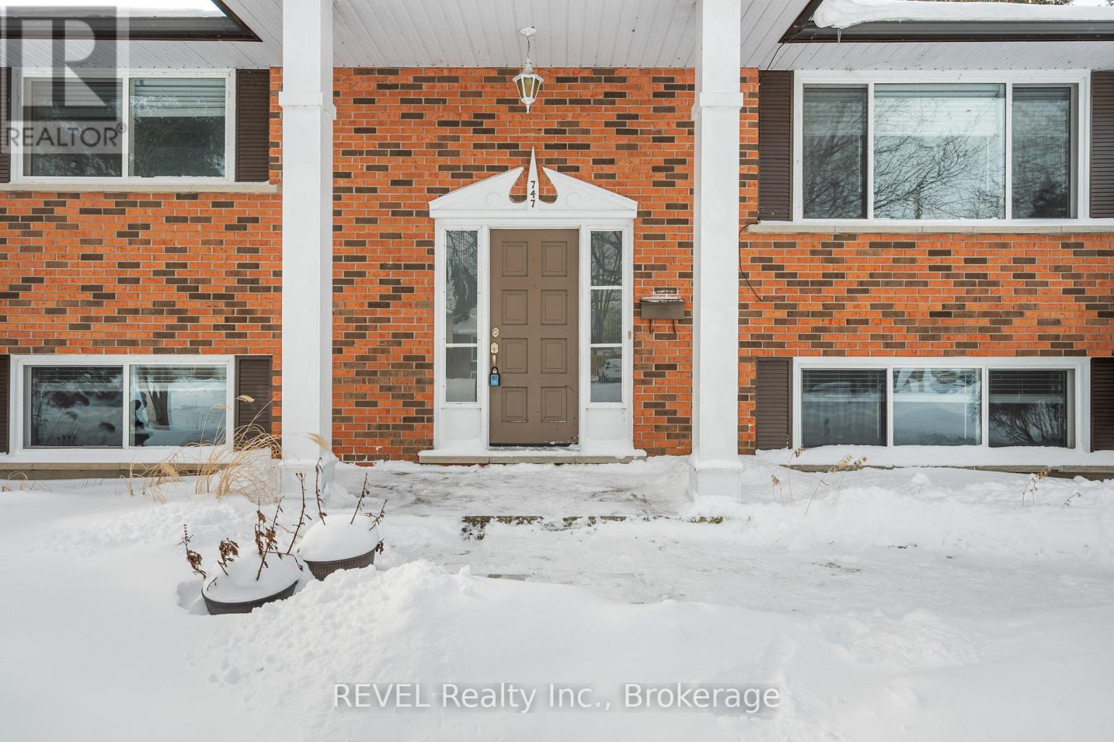 747 Parkdale Avenue, Fort Erie, Ontario  L2A 5B7 - Photo 4 - X12742638