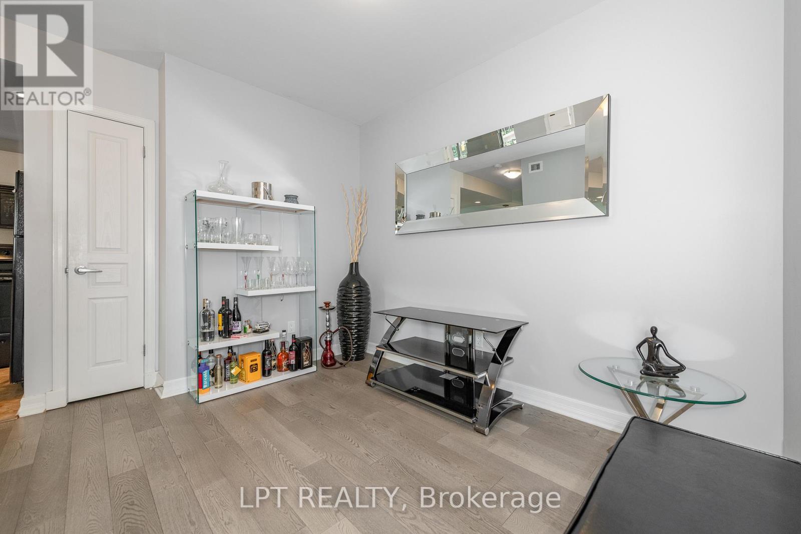 305 - 200 Besserer Street, Ottawa, Ontario  K1N 0A7 - Photo 5 - X12702488
