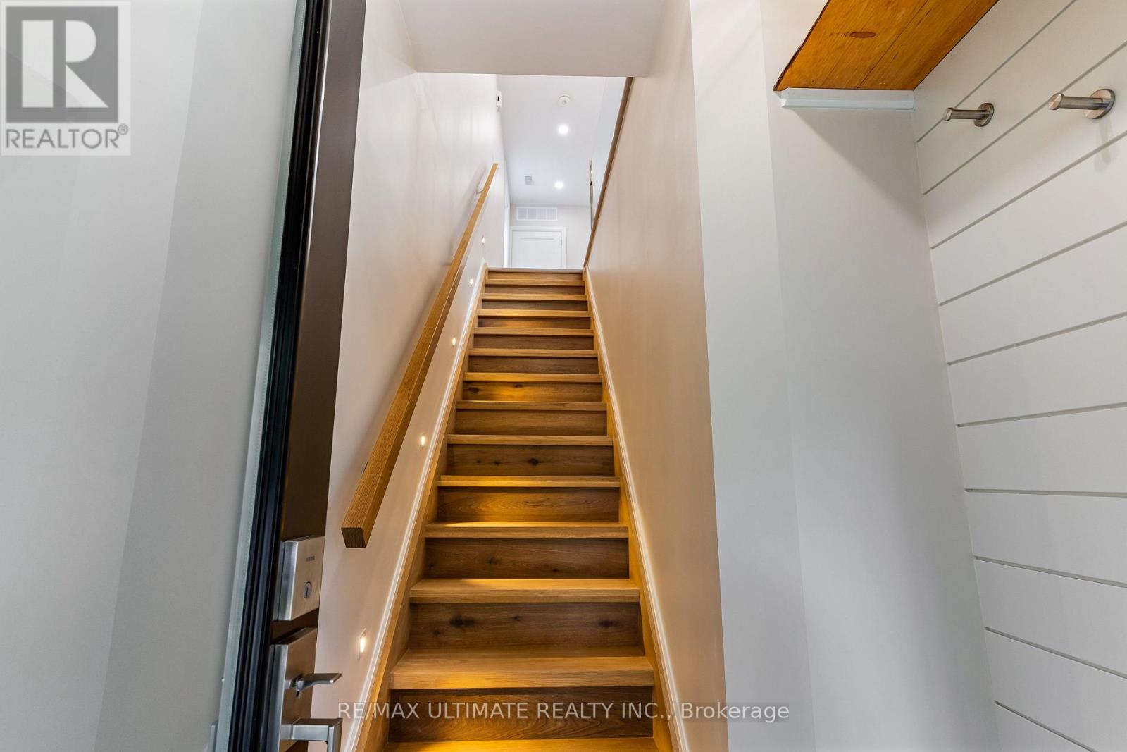 Upper - 29 Brookmount Road, Toronto, Ontario  M4L 3M9 - Photo 2 - E12742602