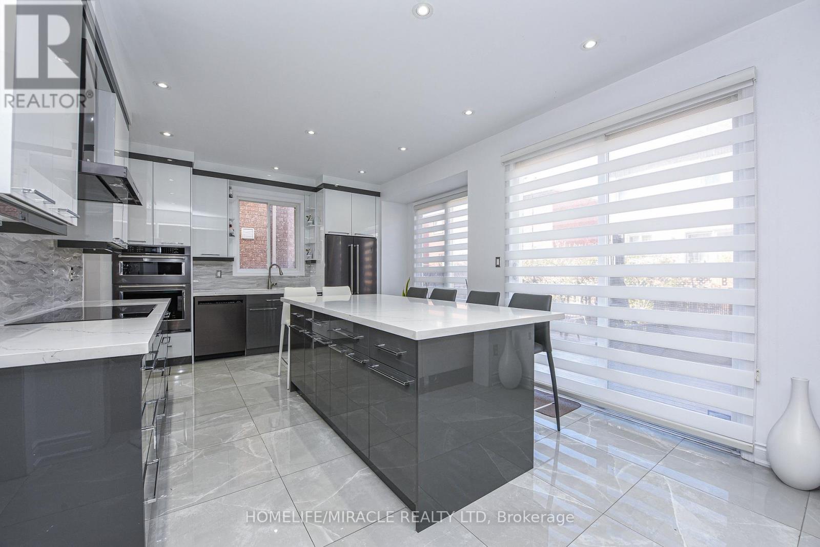 6 Mendoza Drive, Brampton, Ontario  L7A 3M3 - Photo 8 - W12742546