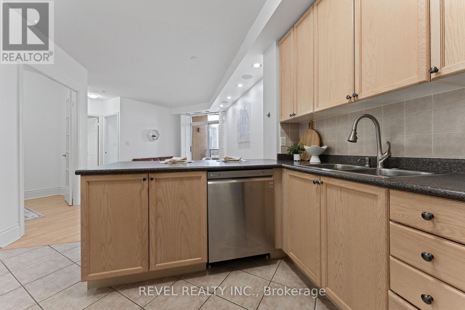 1101 - 3880 Duke Of York Boulevard, Mississauga, Ontario  L5B 4M7 - Photo 10 - W12742556