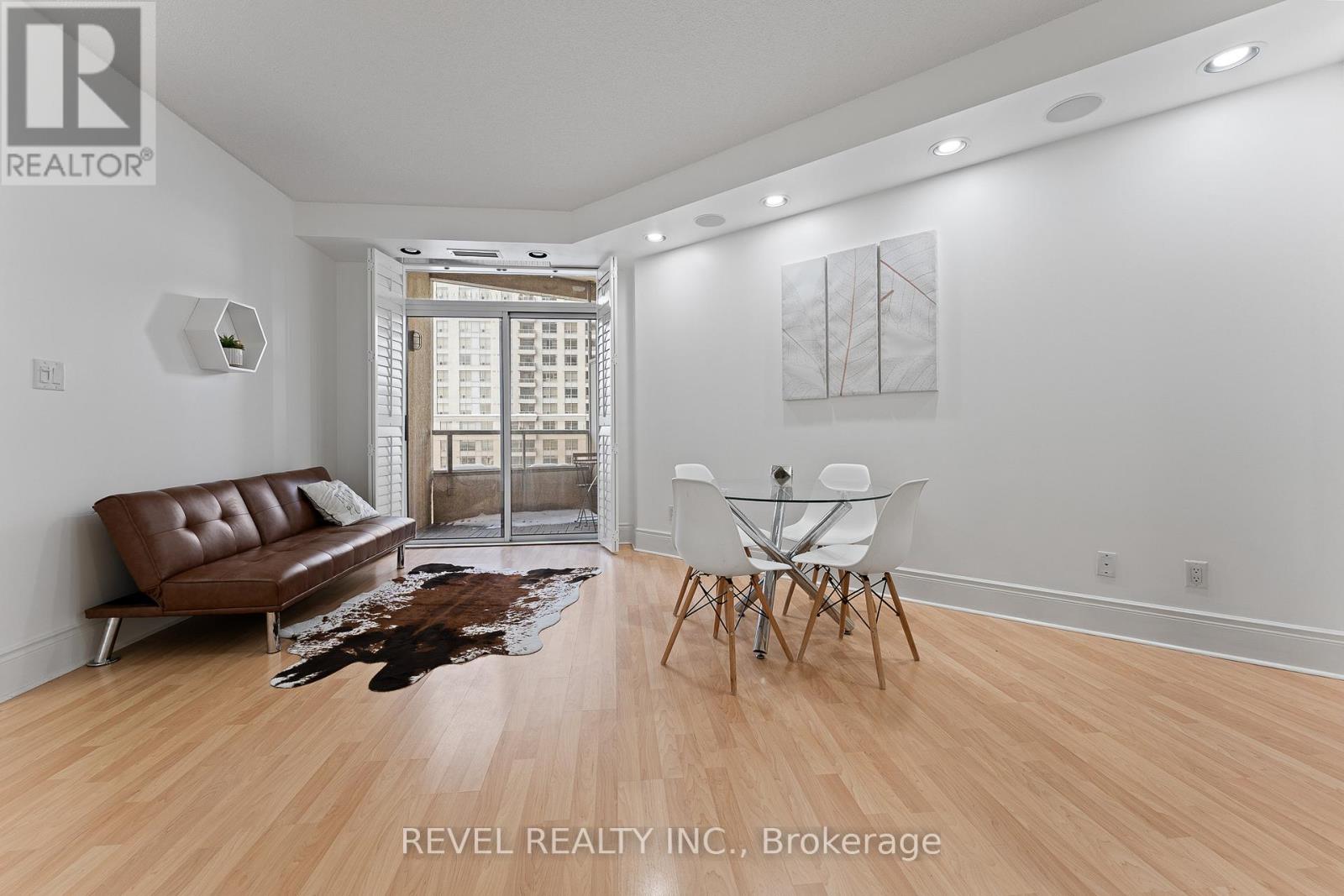 1101 - 3880 Duke Of York Boulevard, Mississauga, Ontario  L5B 4M7 - Photo 2 - W12742556