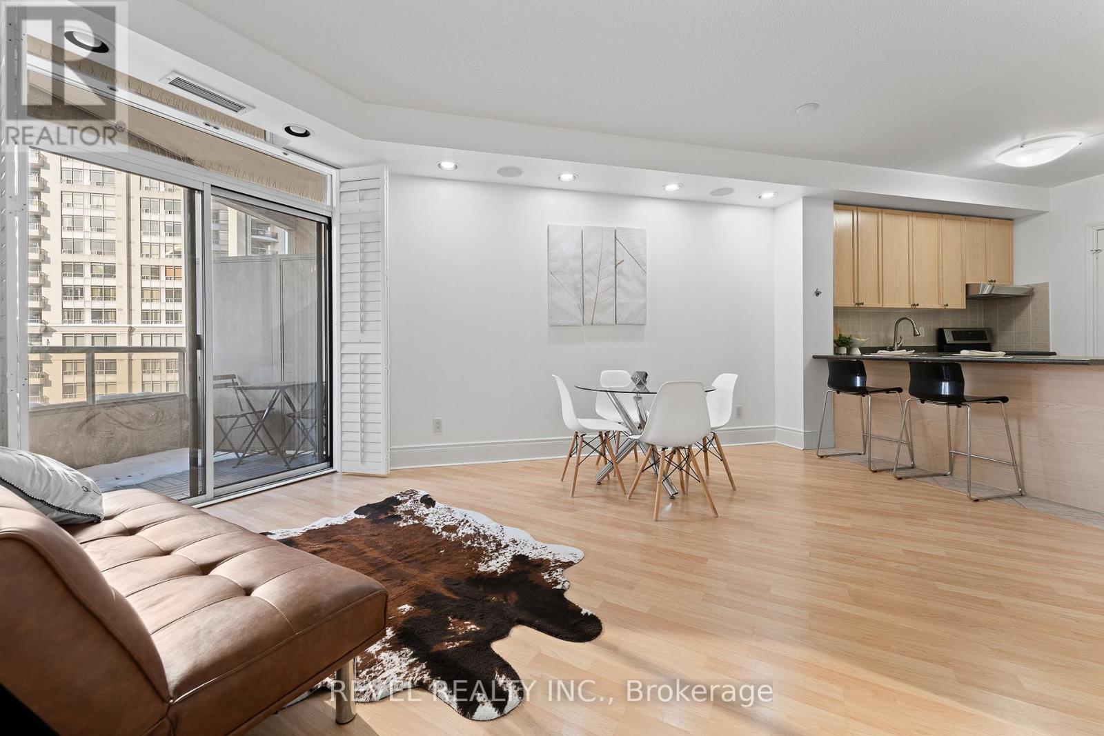 1101 - 3880 Duke Of York Boulevard, Mississauga, Ontario  L5B 4M7 - Photo 3 - W12742556