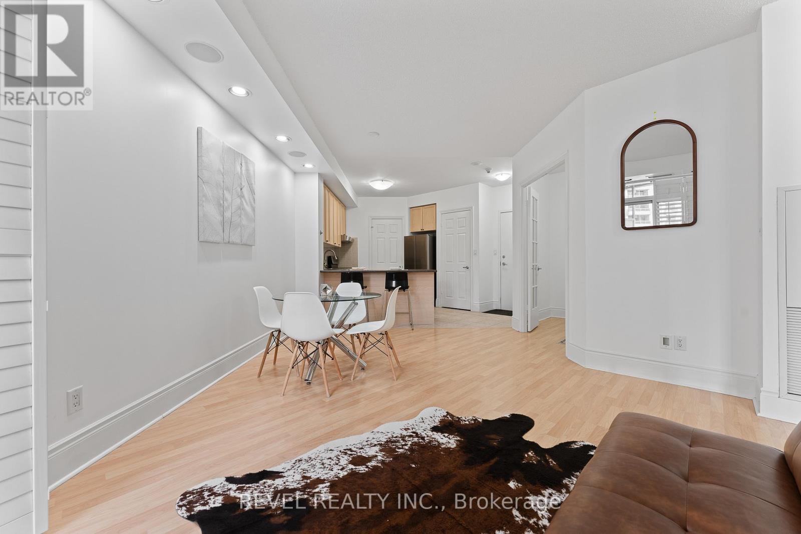 1101 - 3880 Duke Of York Boulevard, Mississauga, Ontario  L5B 4M7 - Photo 4 - W12742556