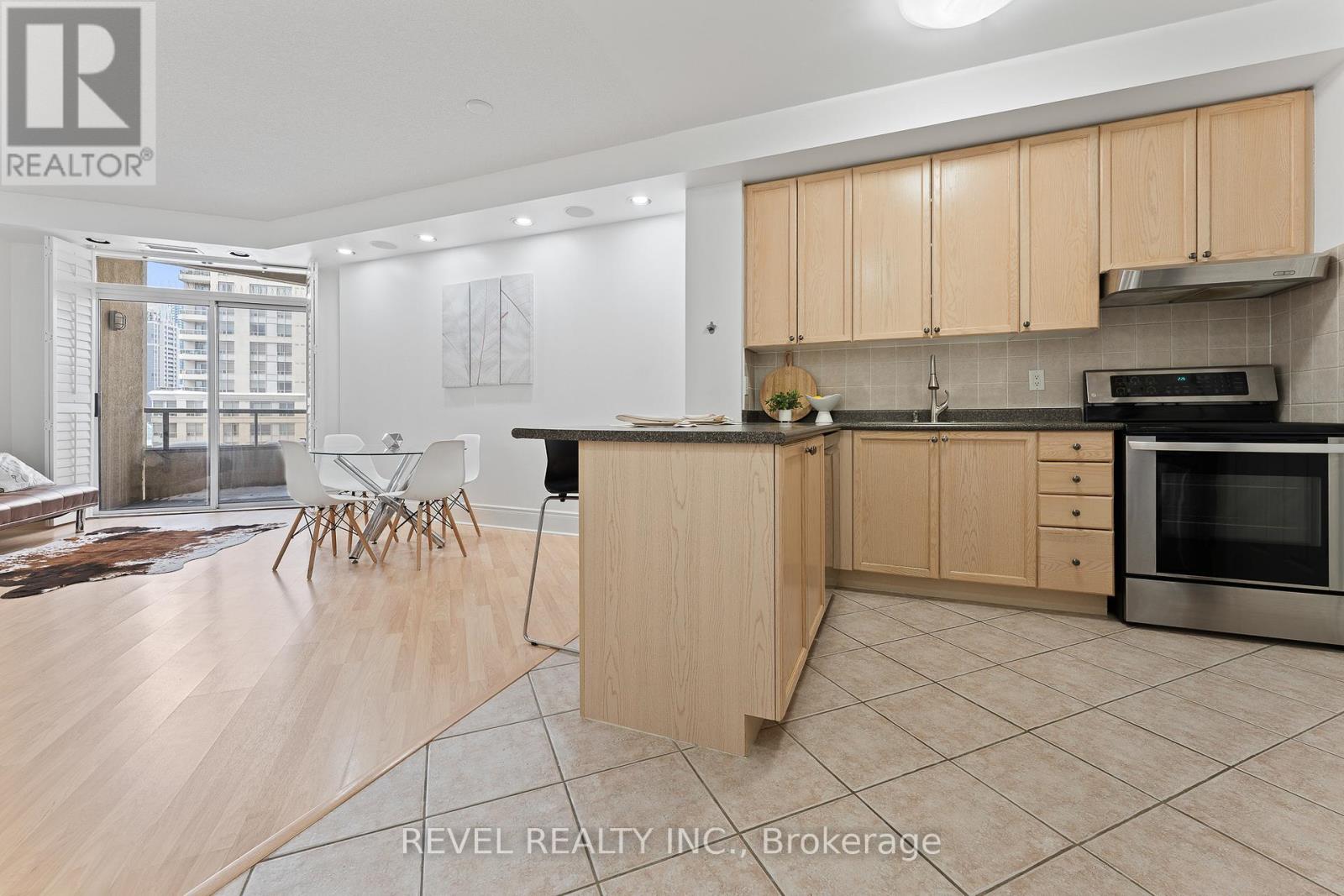 1101 - 3880 Duke Of York Boulevard, Mississauga, Ontario  L5B 4M7 - Photo 5 - W12742556