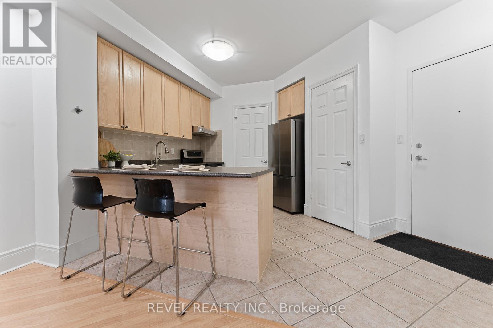 1101 - 3880 Duke Of York Boulevard, Mississauga, Ontario  L5B 4M7 - Photo 7 - W12742556