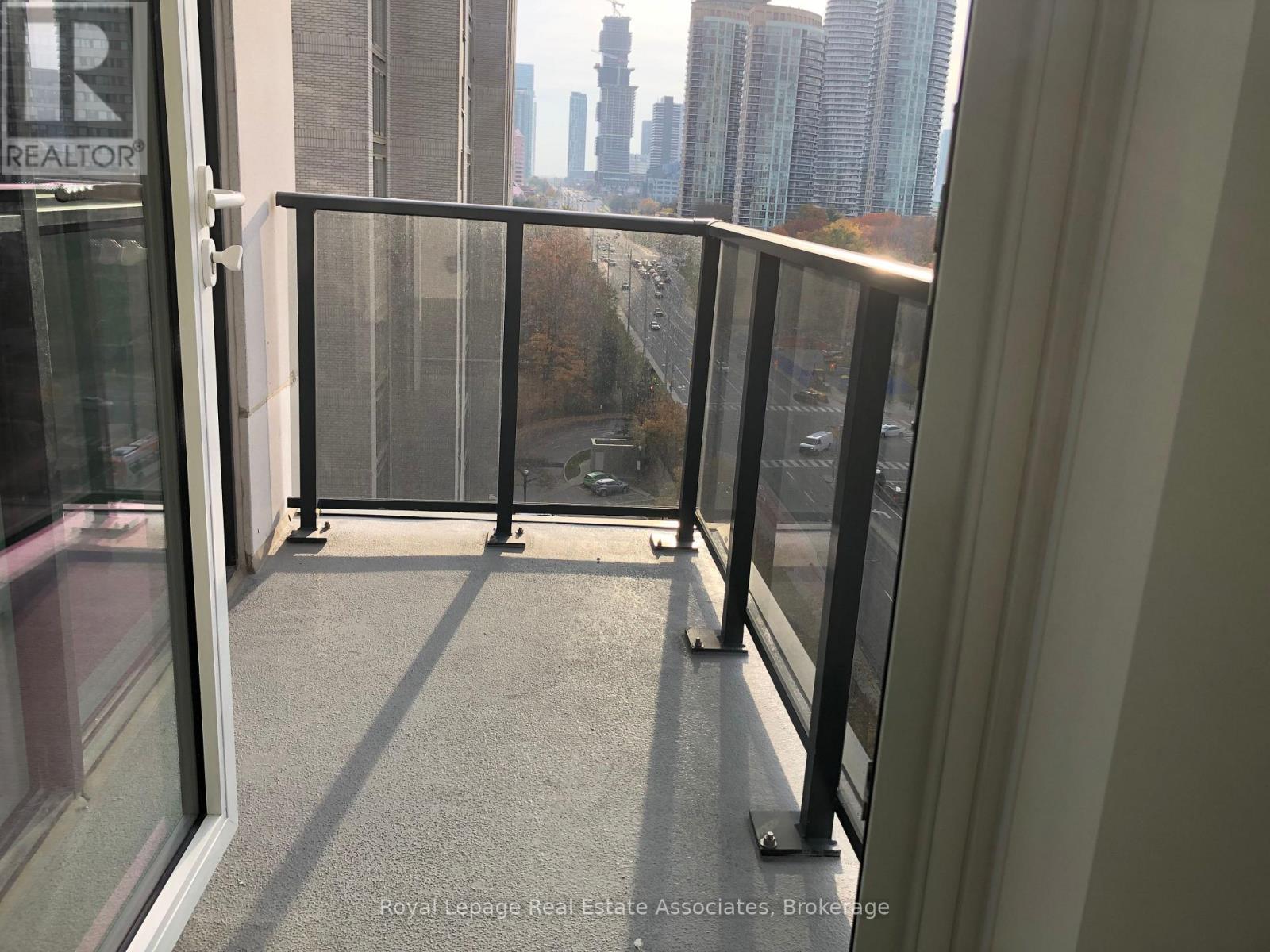 1004 - 202 Burnhamthorpe Road E, Mississauga, Ontario  L5A 4L4 - Photo 8 - W12742612