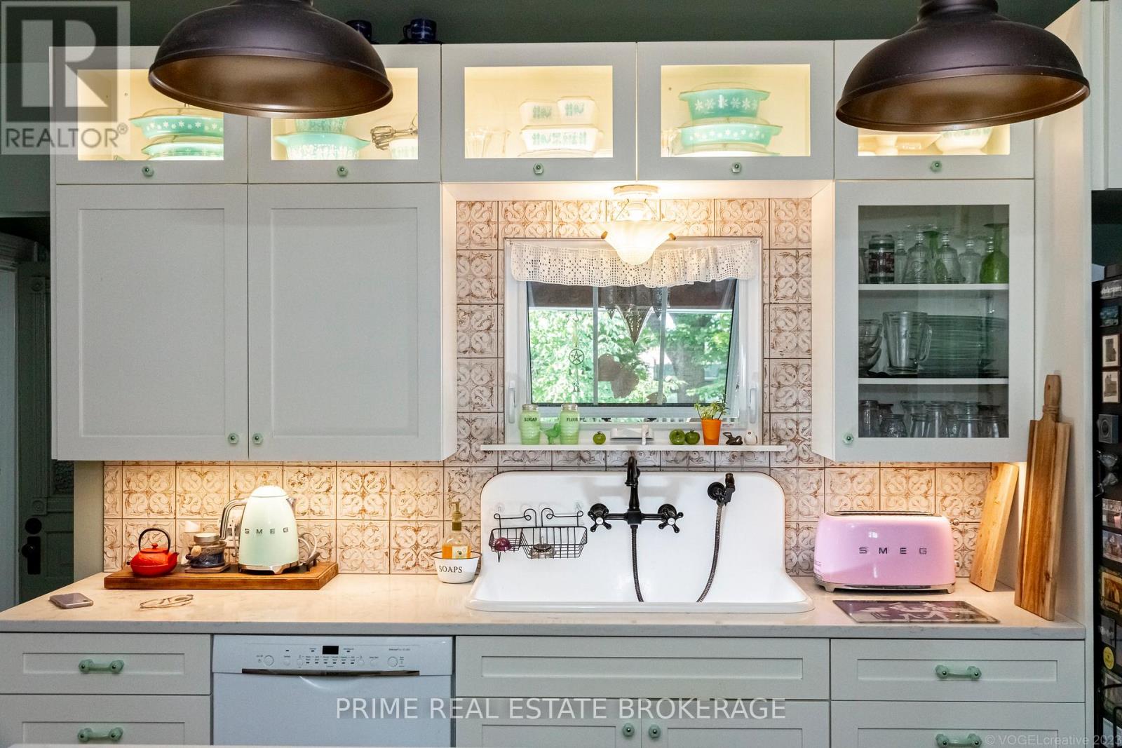 Photo 15 of 49 for 365 William Street