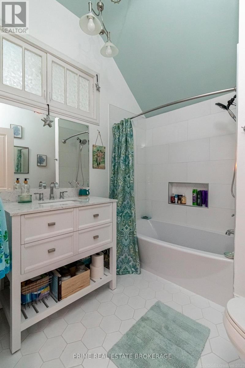 Photo 33 of 49 for 365 William Street