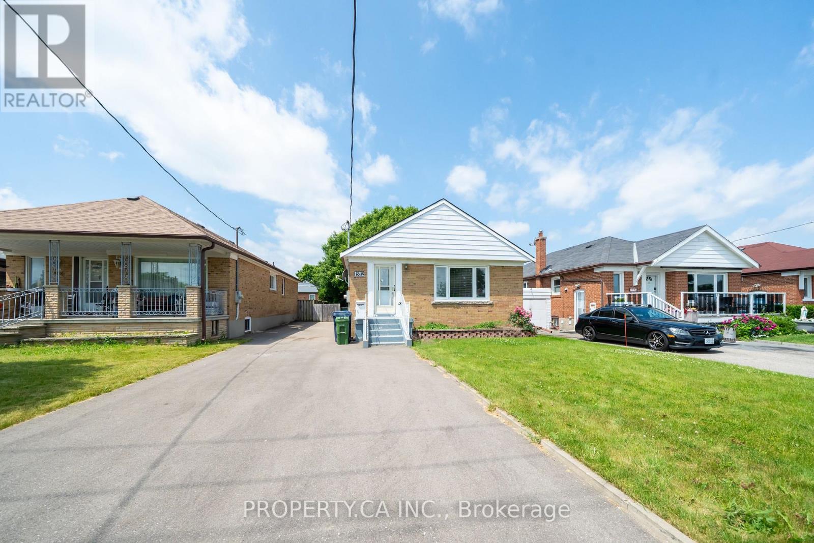 1592 Pharmacy Avenue, Toronto, Ontario  M1R 2K7 - Photo 2 - E12742830