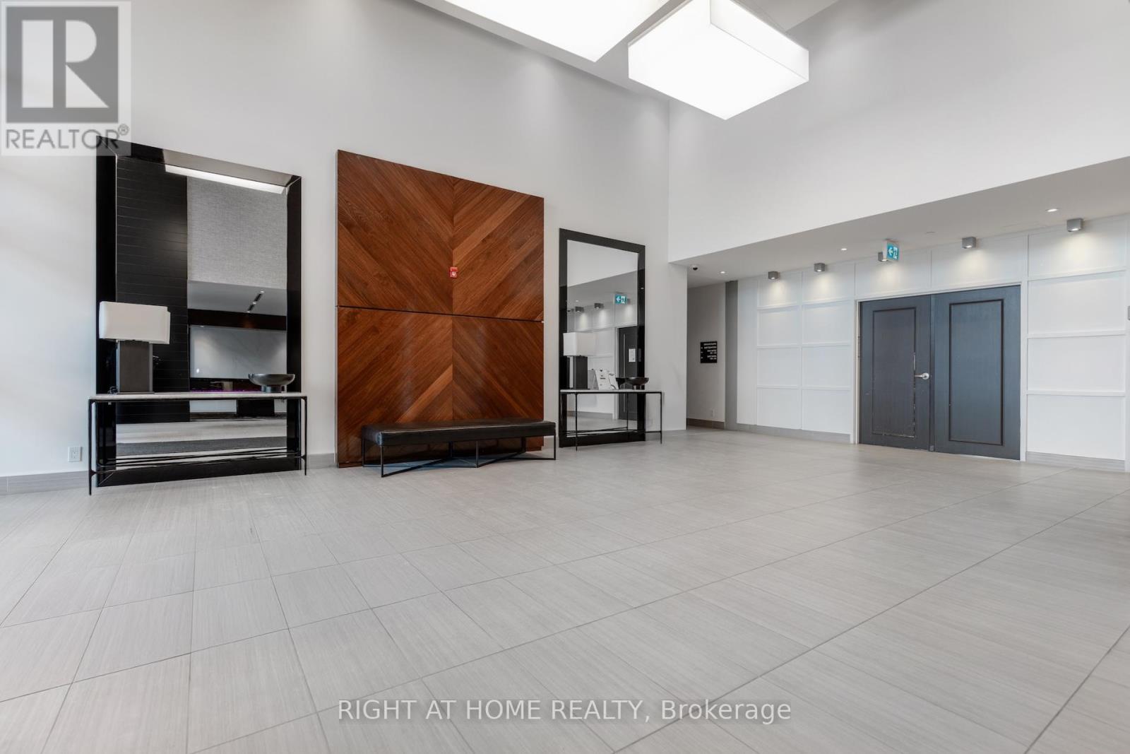 109 - 102 Grovewood Common, Oakville, Ontario  L6H 0X2 - Photo 4 - W12742694