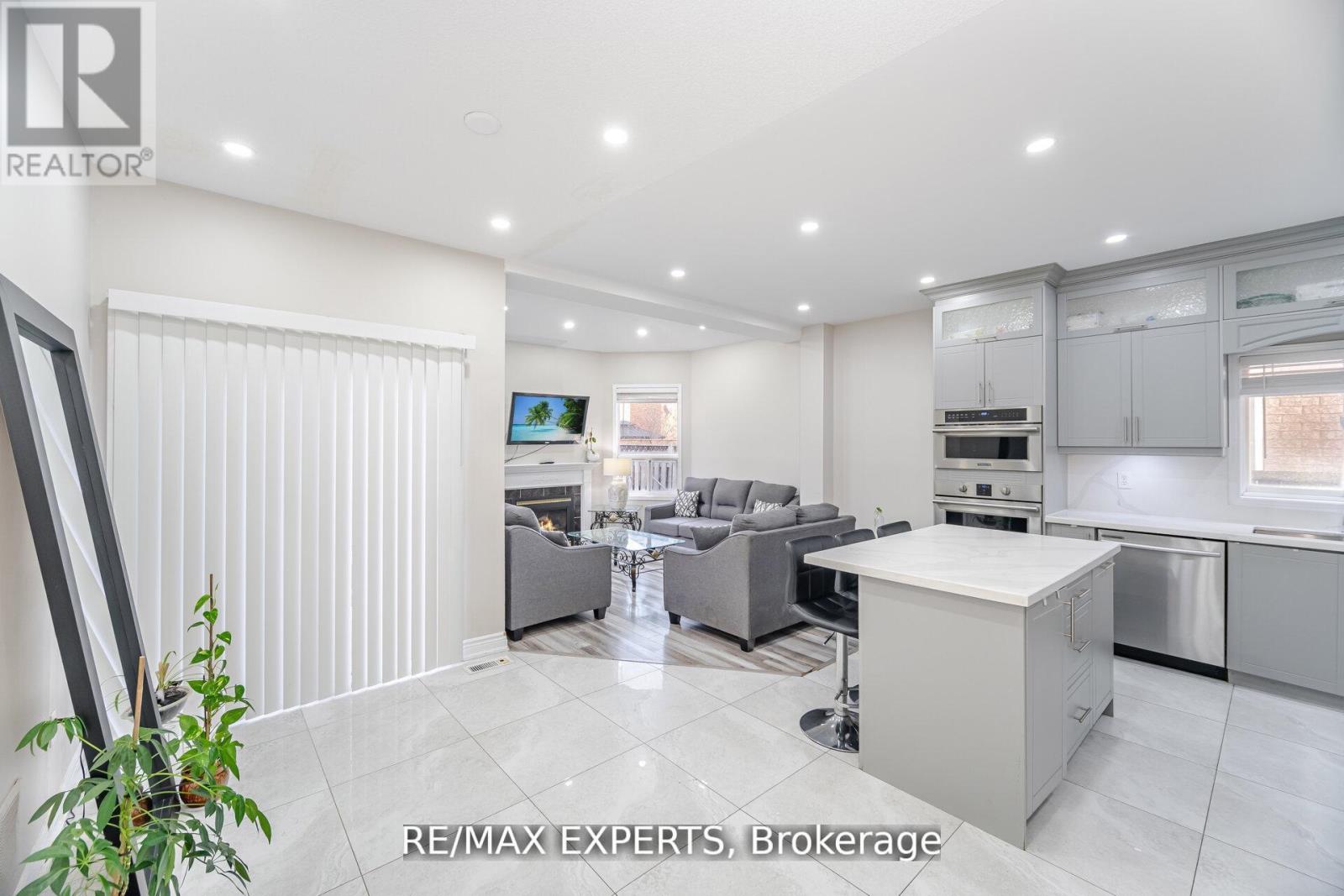 39 Robertson Davies Drive, Brampton, Ontario  L7A 1K3 - Photo 11 - W12742702