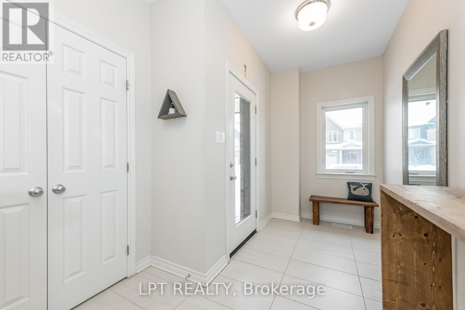 202 Hawkmere Way, Ottawa, Ontario  K1T 0R5 - Photo 4 - X12735372