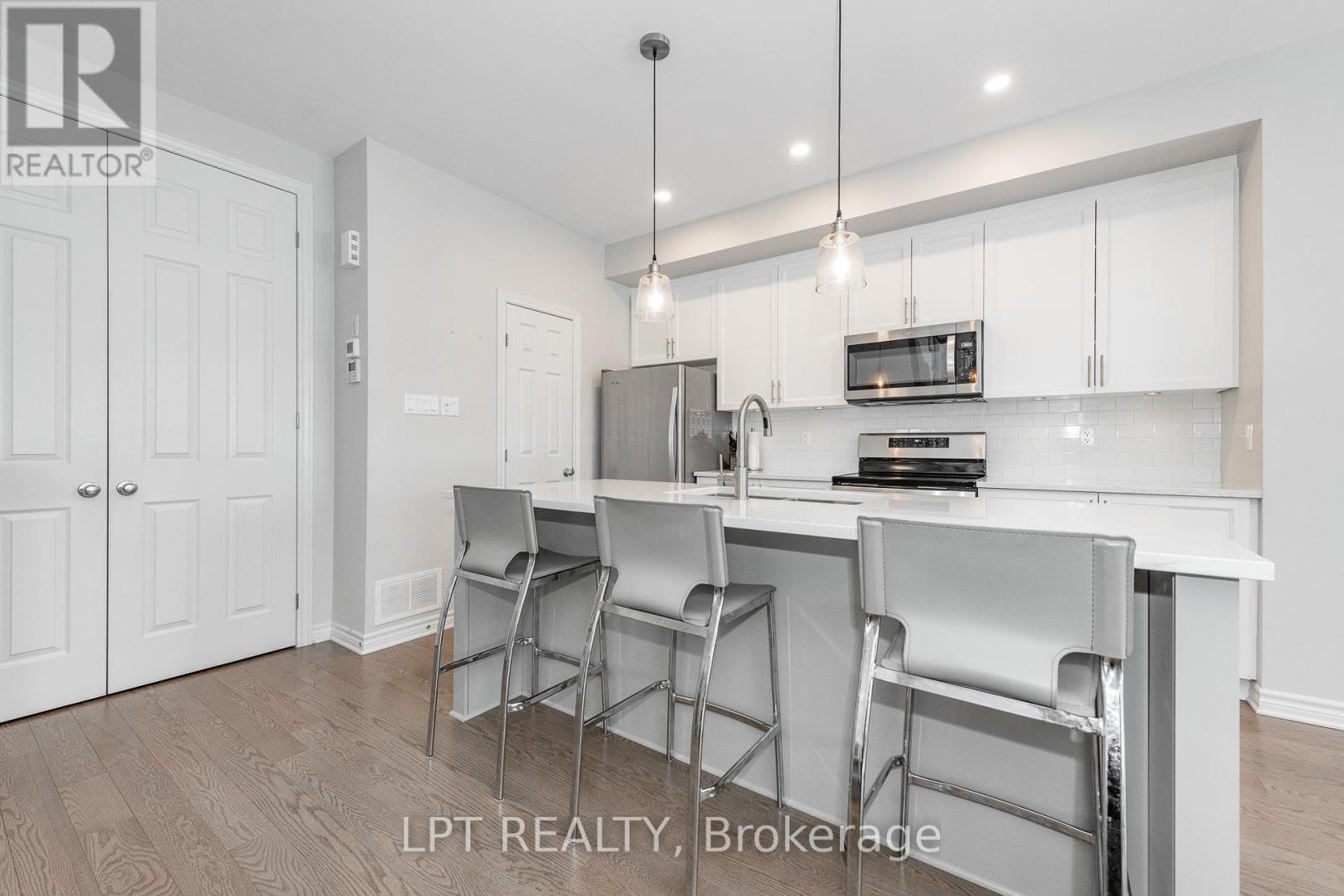 202 Hawkmere Way, Ottawa, Ontario  K1T 0R5 - Photo 9 - X12735372