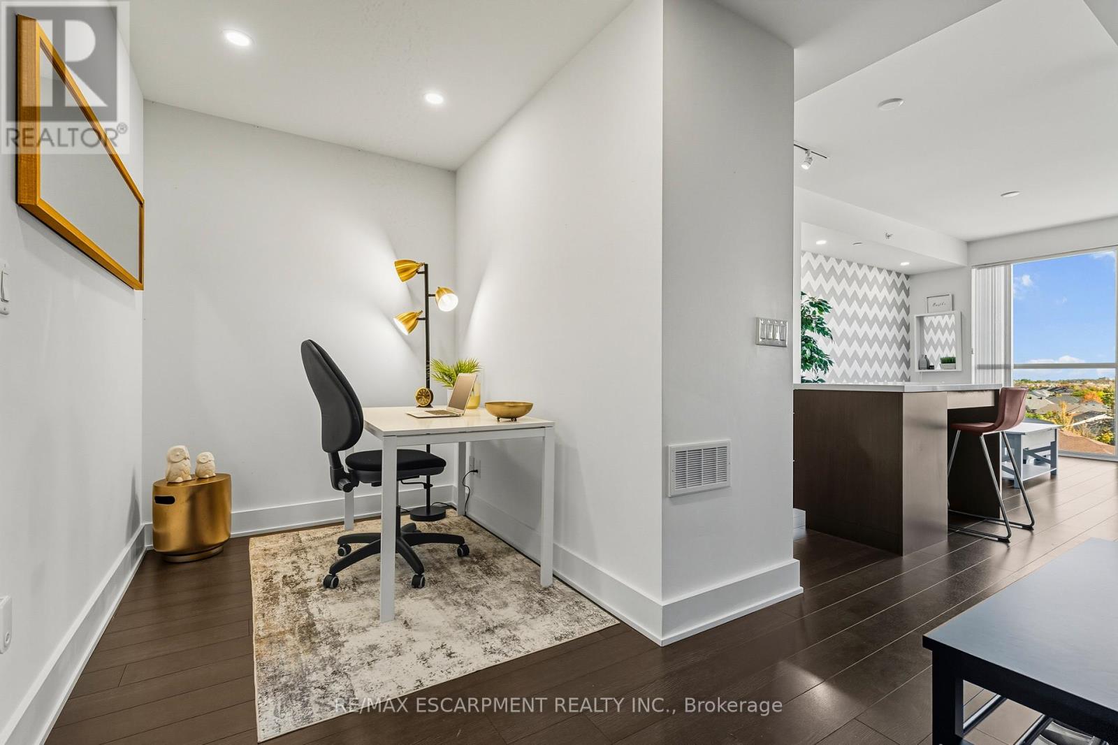 D515 - 5220 Dundas Street, Burlington, Ontario  L7L 0J4 - Photo 3 - W12742642