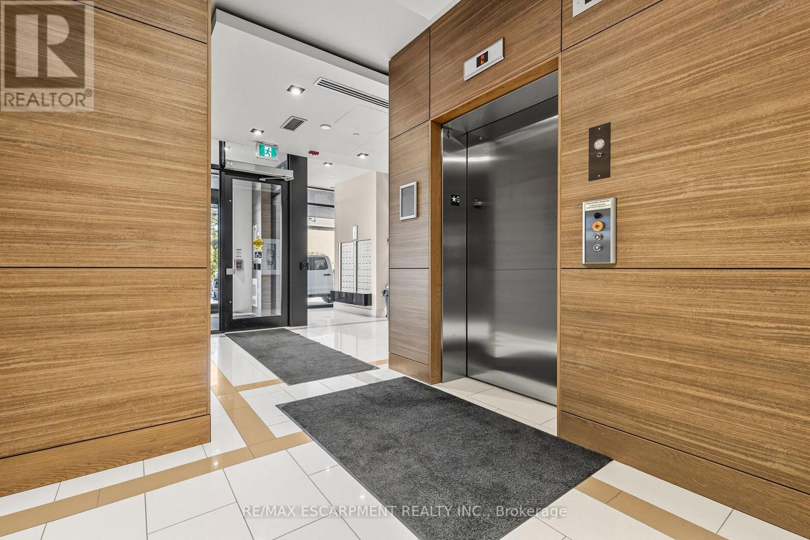 D515 - 5220 Dundas Street, Burlington, Ontario  L7L 0J4 - Photo 2 - W12742642