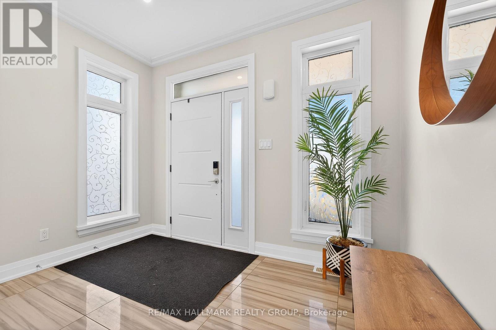 579 Foxview Place, Ottawa, Ontario  K1K 4E1 - Photo 3 - X12742856