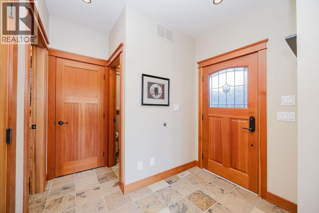 401 Skyline Drive, Gibsons, British Columbia  V0N 1V8 - Photo 3 - R3080514