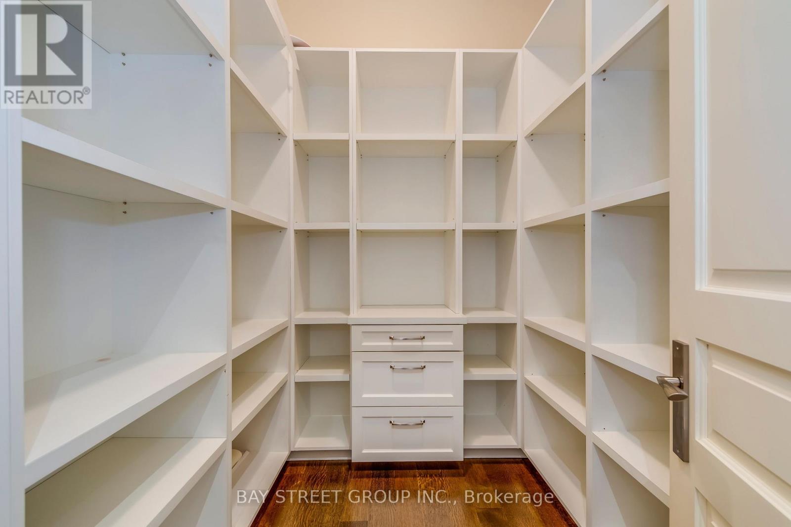 1031 Lakeshore Road W, Oakville, Ontario  L6L 1E7 - Photo 11 - W12742894