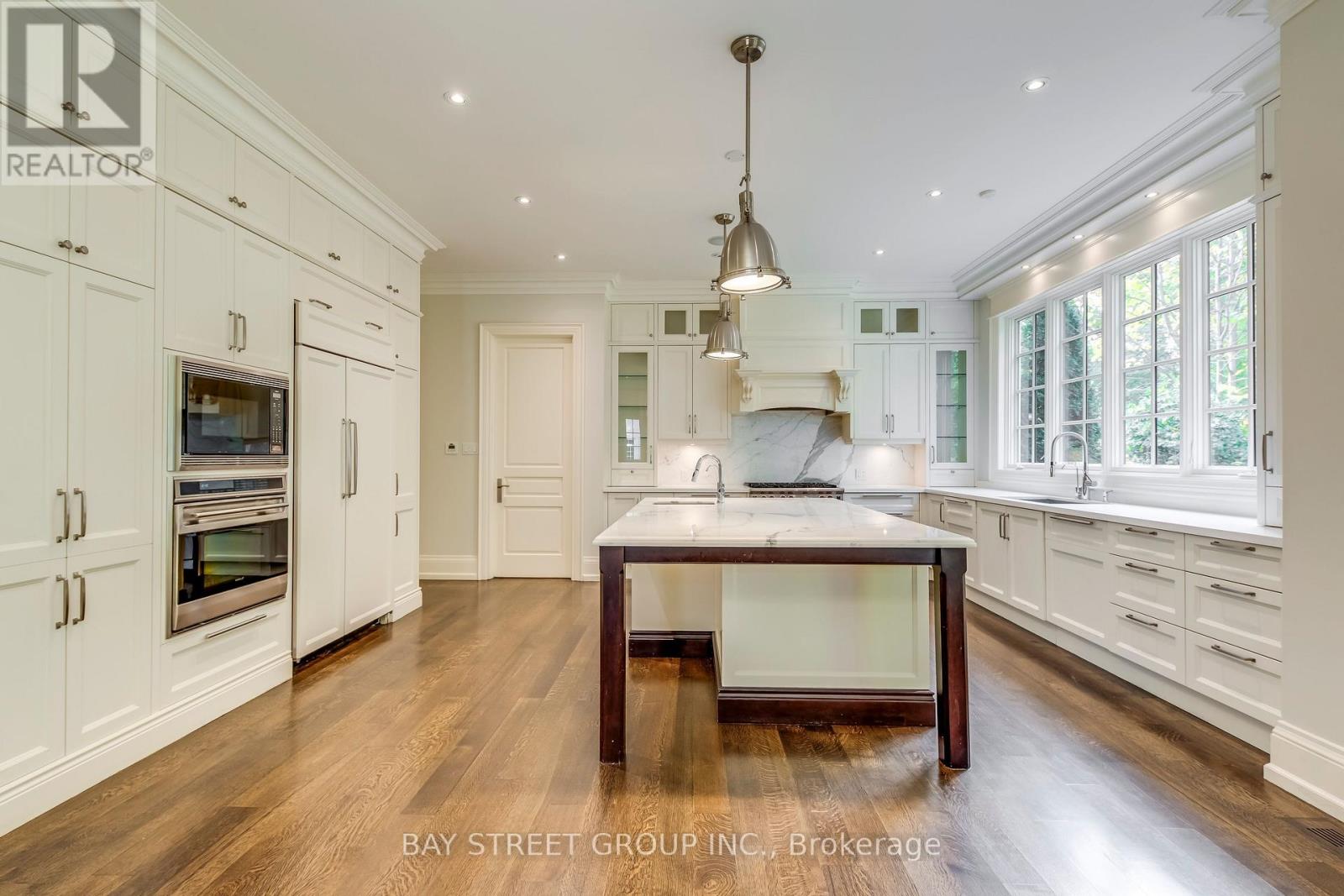 1031 Lakeshore Road W, Oakville, Ontario  L6L 1E7 - Photo 9 - W12742894