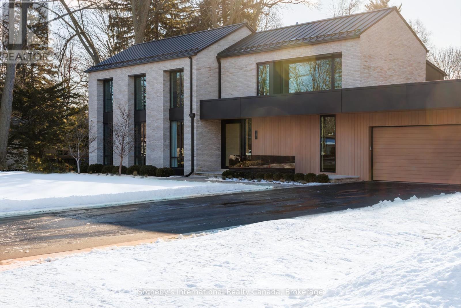 222 Burgundy Drive, Oakville, Ontario  L6J 4G1 - Photo 2 - W12742986