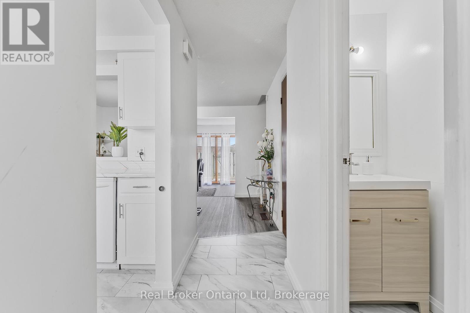 8 - 5982 Dunn Street, Niagara Falls, Ontario L2G 7J9 - Photo 2 - X12742956