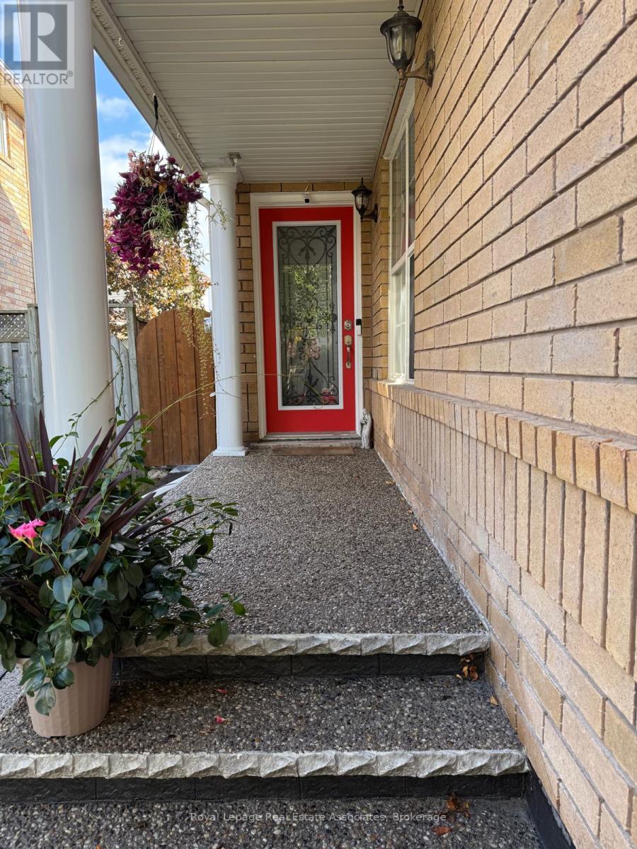 1546 Harwood Drive, Milton, Ontario  L9T 5K3 - Photo 3 - W12725296