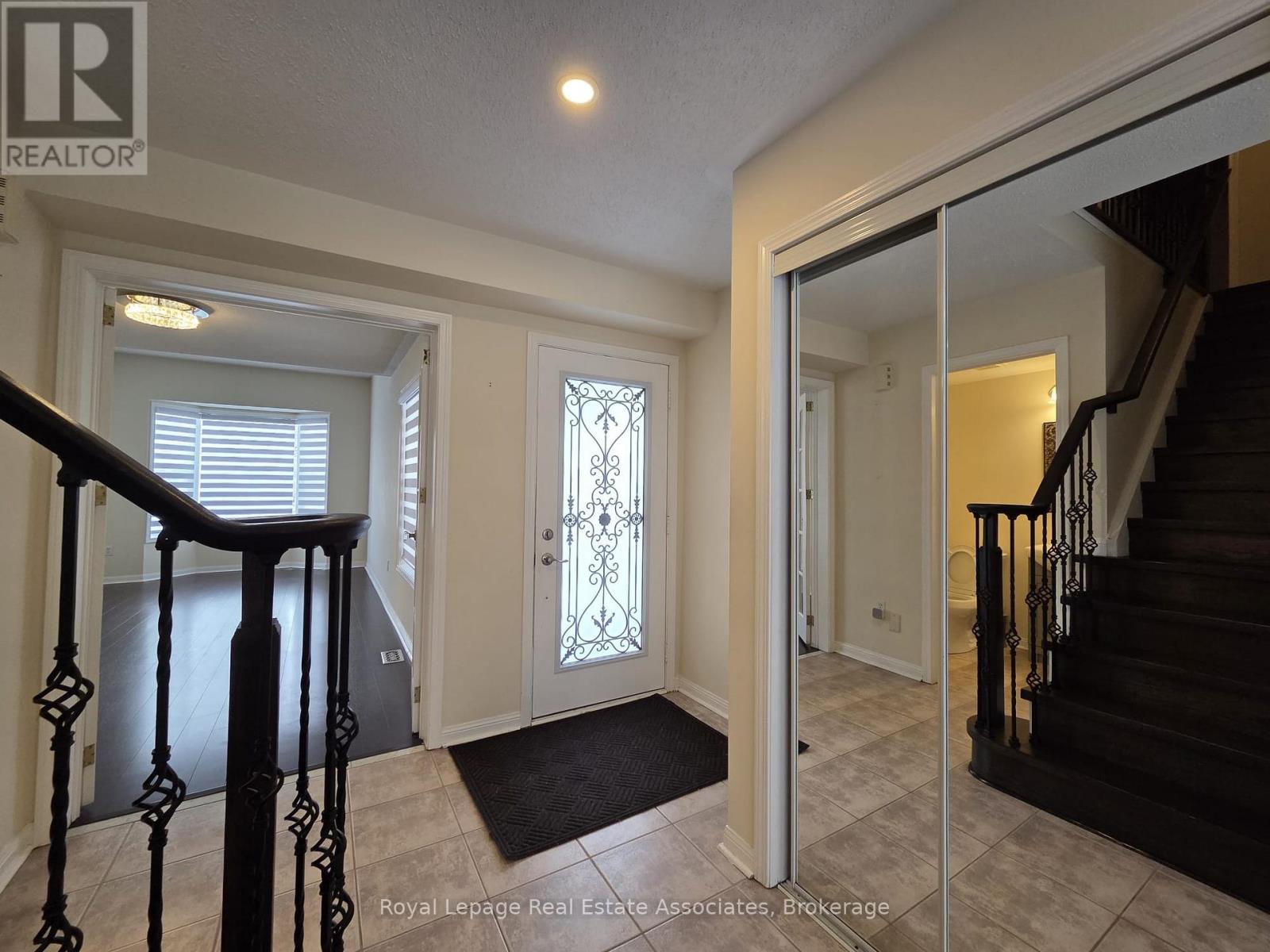 1546 Harwood Drive, Milton, Ontario  L9T 5K3 - Photo 5 - W12725296