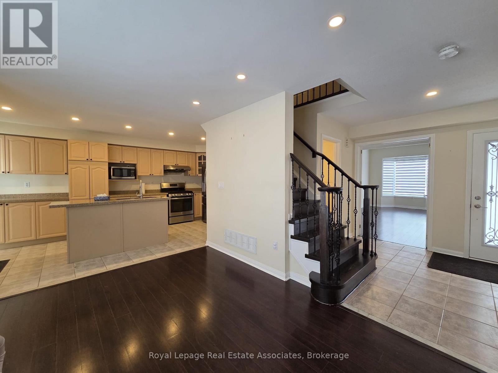 1546 Harwood Drive, Milton, Ontario  L9T 5K3 - Photo 7 - W12725296