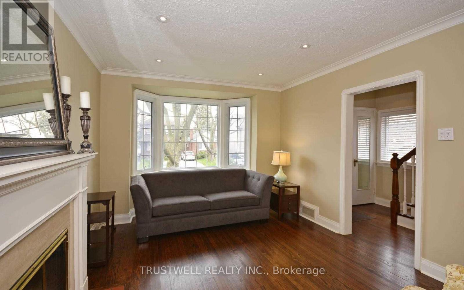 326 Rumsey Road, Toronto, Ontario  M4G 1R5 - Photo 3 - C12743100