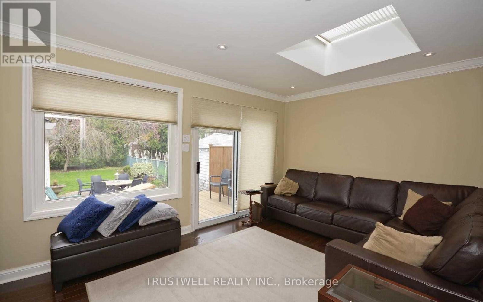 326 Rumsey Road, Toronto, Ontario  M4G 1R5 - Photo 6 - C12743100