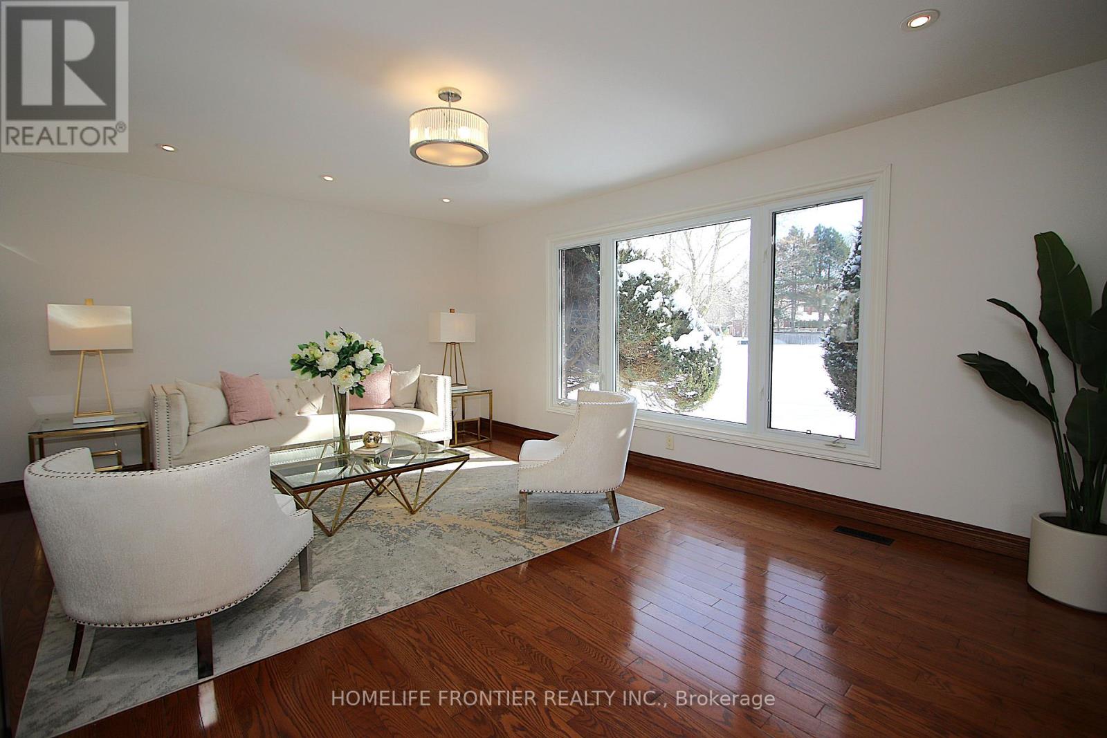 40 Delta Crescent, East Gwillimbury, Ontario  L9N 1G4 - Photo 4 - N12743010