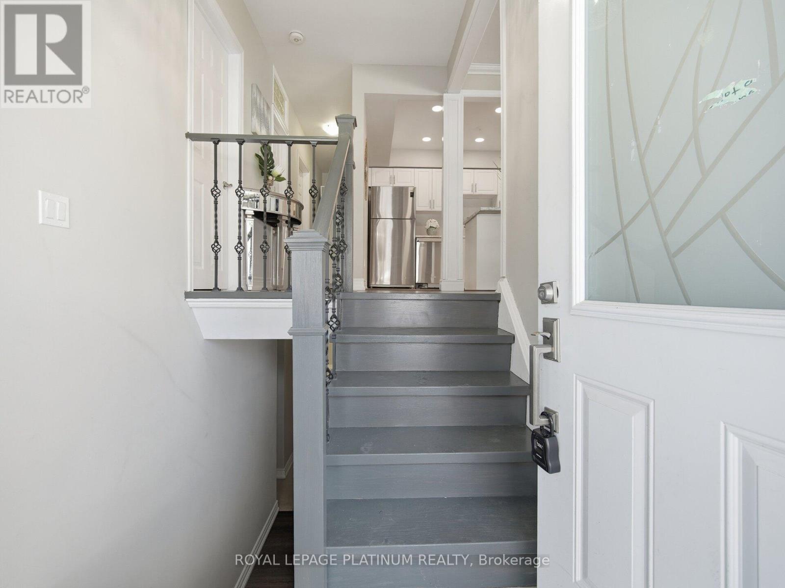 33 Campbell Drive, Brampton, Ontario  L6X 2H8 - Photo 3 - W12742516