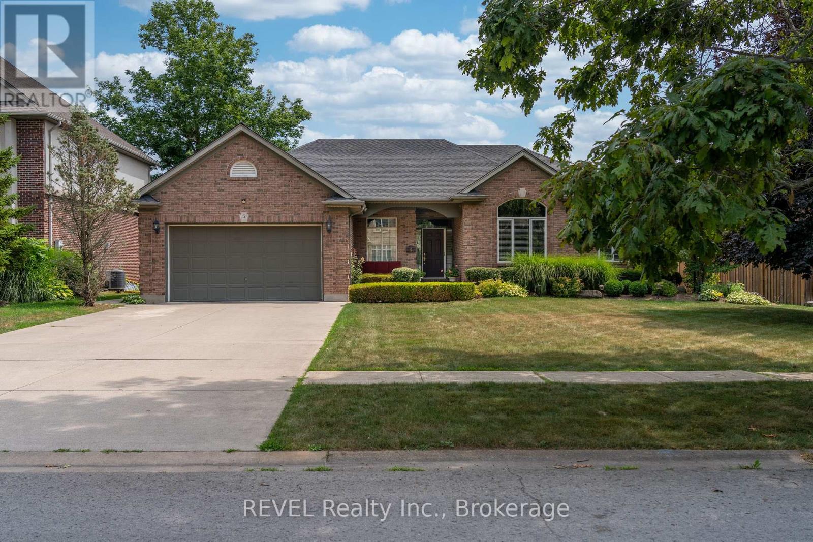 5 Beechwood Crescent, Pelham, Ontario  L0S 1E7 - Photo 2 - X12736056