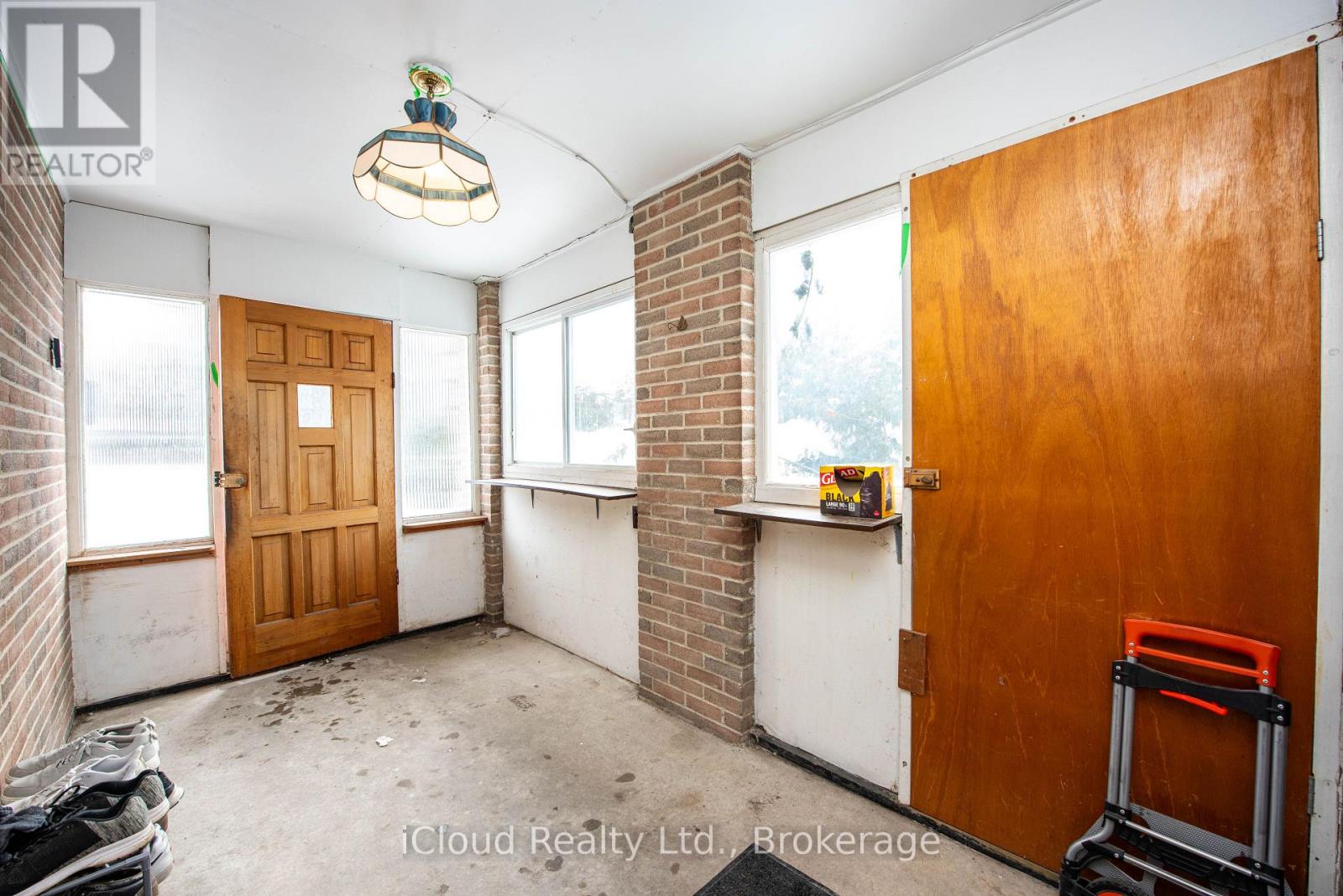 82 Griselda Crescent, Brampton, Ontario  L6S 1M3 - Photo 3 - W12743066