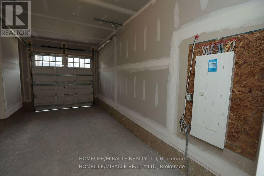 11 Calabria Drive, Caledon, Ontario  L7C 4L3 - Photo 2 - W12743120